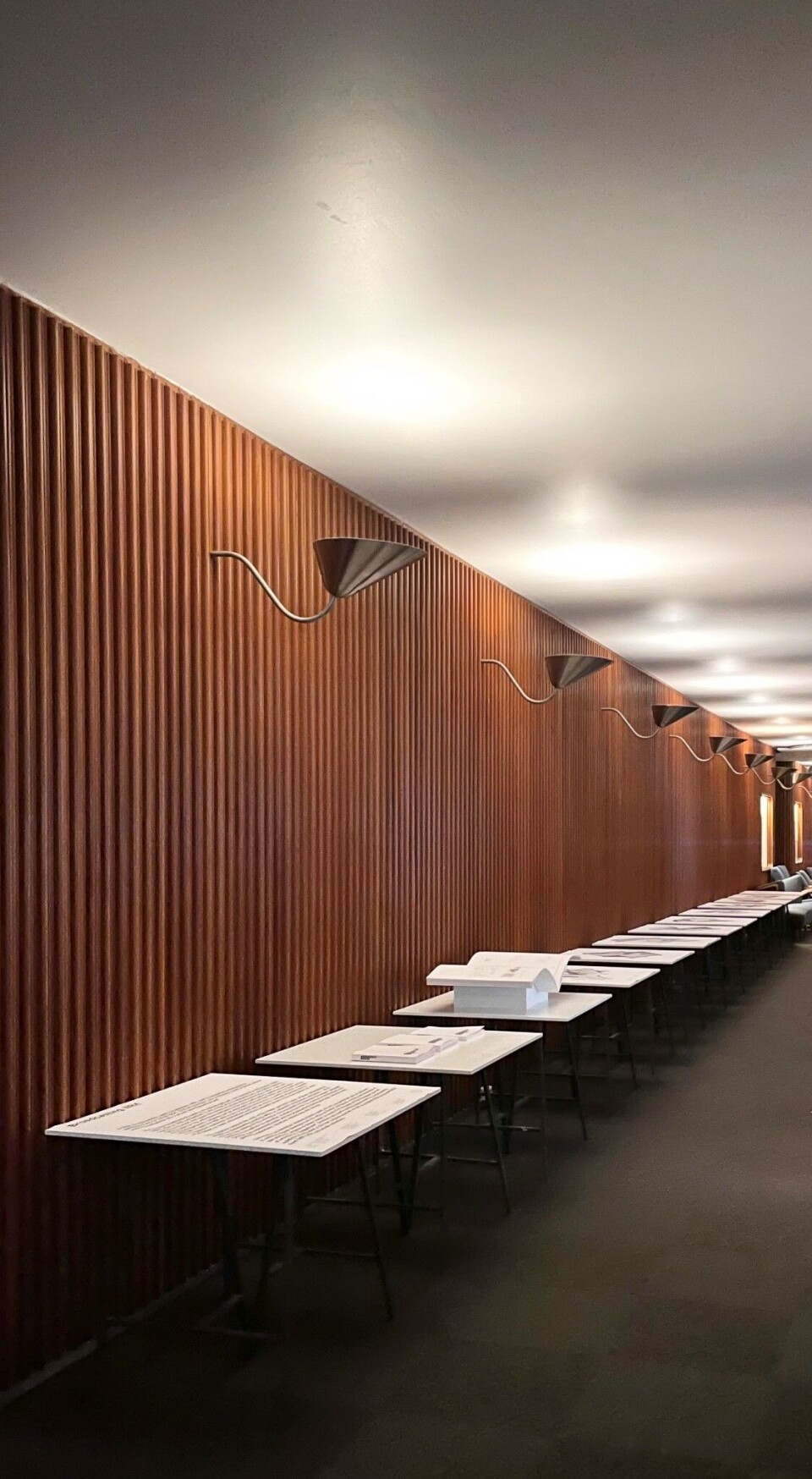 I radioresepsjonen: Studentenes detaljtegninger vises frem i korridoren på Marienlyst.