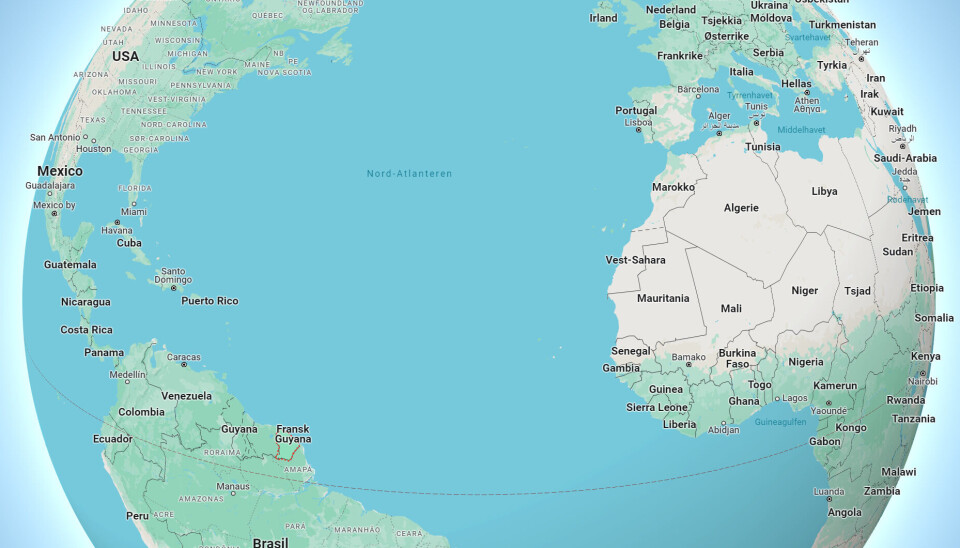 Du ser Fransk Guyana nede til venstre i bildet. Vest-Sahara i Afrika ligger på andre siden av det store Atlanterhavet. Et kart viser jordkloden. På venstre side ligger det amerikanske kontinentet, med landet Fransk Guyana. På høyre side vises det afrikanske og det europeiske kontinentet. Mellom kontinentene ligger det kjempestore Atlanterhavet.
