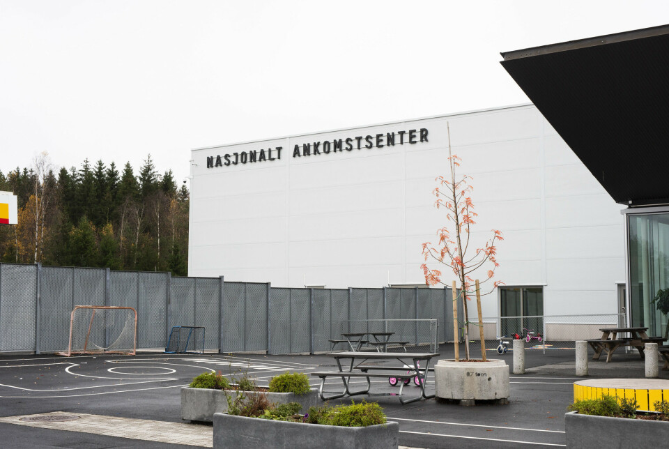 Nasjonalt ankomstsenter i Råde ser fremdeles ut som et lager. Utendørsarealene er bygget for parkering og lasting og lossing av varer, ikke for mennesker.