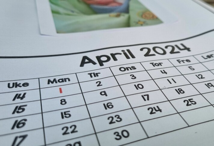 En kalender slått opp på april.