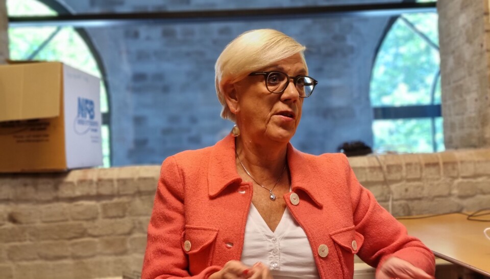 Hilde Henriksen Waage, professor i historie ved UiO, mener angrepet fra Israel kommer fordi de ønsker fokus vekk fra krigføringen på Gazastripen, i kombinasjon med at Donald Trump er den første amerikanske presidenten på flere tiår som ikke har stoppet dem. Waage sitter på eget kontor og gestikulerer og forklarer. Hun har rosa jakke på, kortklipt blondt hår og briller. Et smykke i halsen.