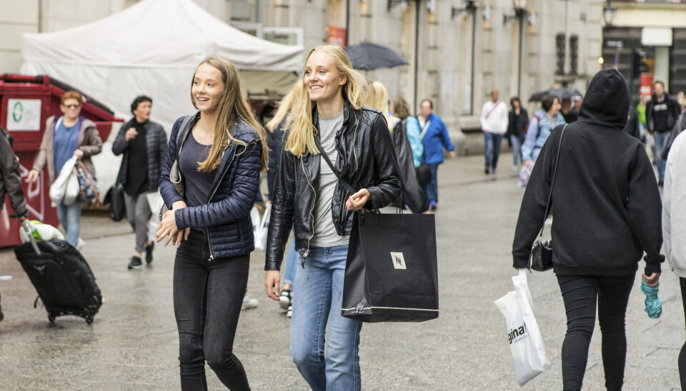 Mer ansvar for egen økonomi kan gjøre unge klare for voksenlivet. To jenter i tenårene i handlegate med handlepose.