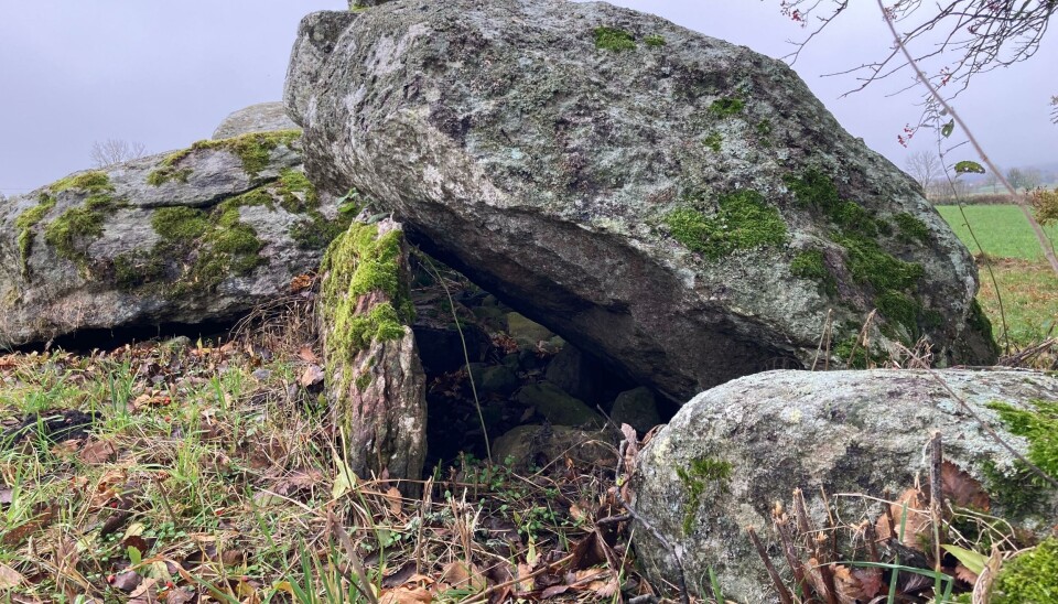 En ganggrav i Karleby i Falbygden i Sverige. Slike graver kunne brukes i lang tid, og bli siste hvilested for mange medlemmer av samme familie. Store mosegrodde kampesteiner ligger i en røys. Det er hulrom under steinene.