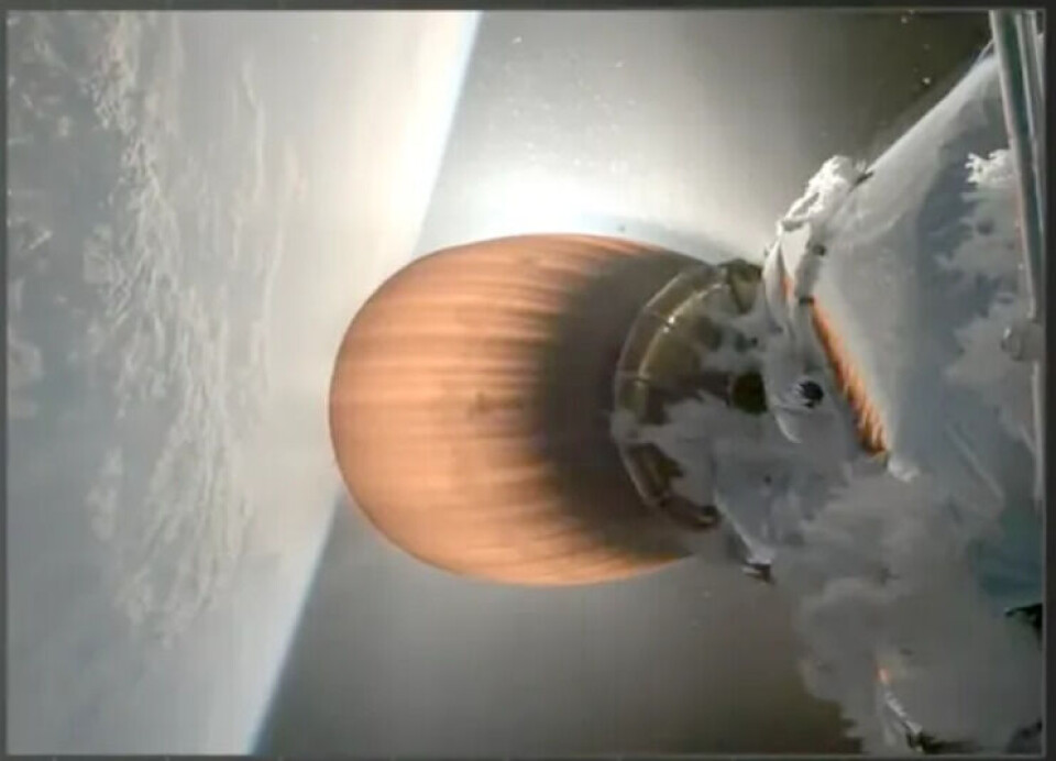 Det dannet seg is ved motoren på Falcon-9 rakettens øvre trinn, og raketten nådde ikke den planlagte høyden der satellittene skulle utplasseres. (Bilde: Live-sendingen fra SpaceX).