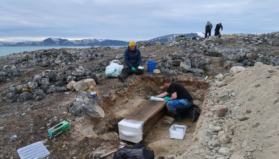 Arkeologene Mikael A. Bjerkestrand og Hilde Sømme Melgaard gjør en utgravd kiste klar for transport.