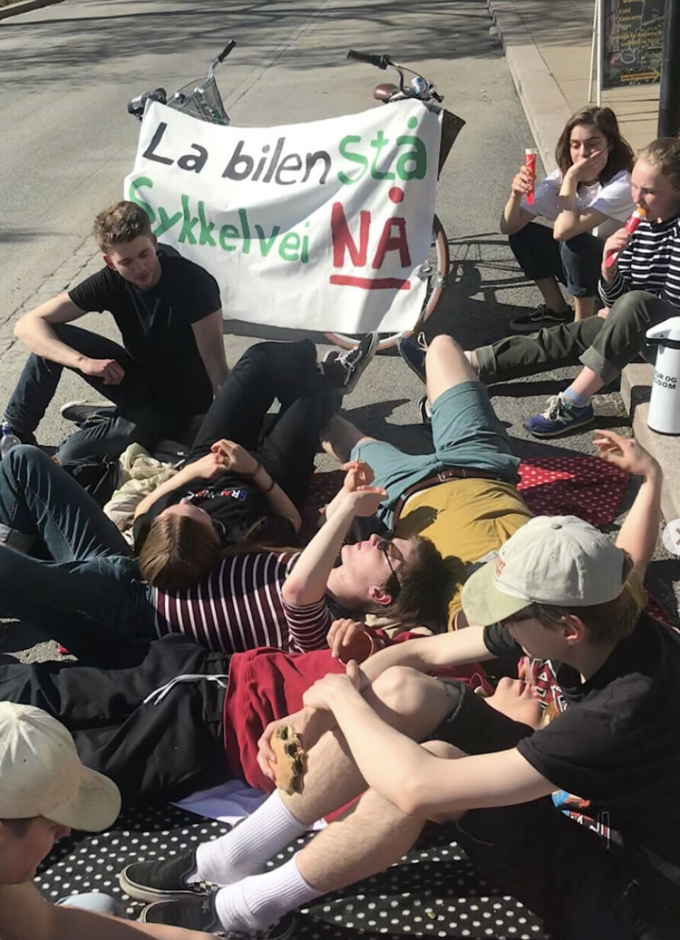 De unge demonstrerte, men det kom ingen sykkelvei på Hamar. Da tok de saken i egne hender.