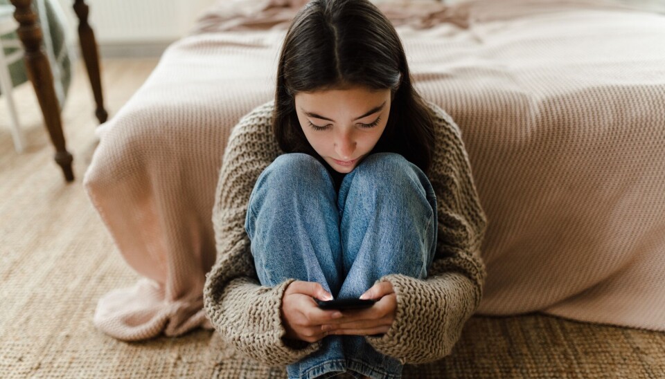 Forskerne vet at vi ofte tyr til mobilen når vi kjeder oss. Men hvis vi scroller kan det altså hende vi kjeder oss enda mer.