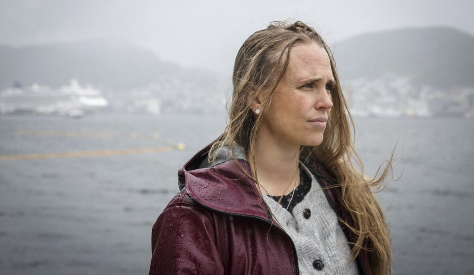 Havforsker Johanna Myrseth Aarflot ved Puddefjorden i Bergen – i et av områdene hvor det er høyere risiko for at økosystemene blir påvirket negativt av menneskelig aktivitet.