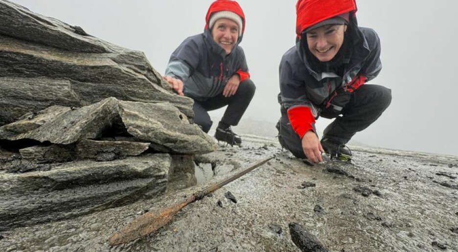1.300 år gammel pil og hestemøkk har smeltet fram på isbre