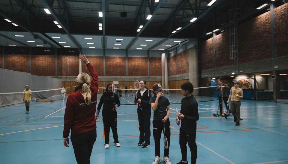 En ledig gymsal uten at voksne gir beskjed om hva barna skal gjøre kan være en del av løsninga, mener Christian Thue Bjørndal. Lek i gymsal