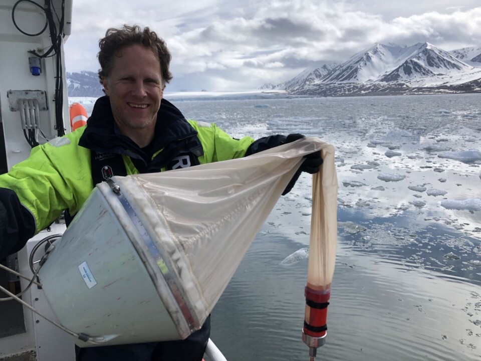 – Fremover bør vi tenke annerledes på potensialet som alger utgjør for livet i Polhavet, sier marinbiolog Philipp Assmy. Her med et planteplanktonnett i Kongsfjorden på Svalbard.