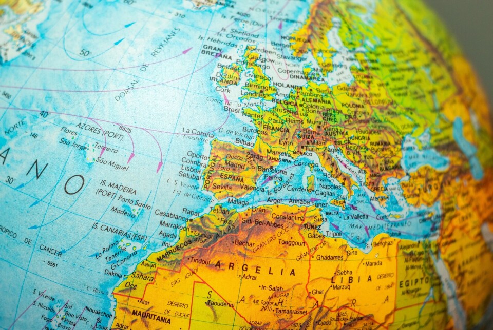 Feltarbeid er sentralt i antropologisk metode, gjerne på steder langt unna egen kultur. Kart over Europa og Afrika