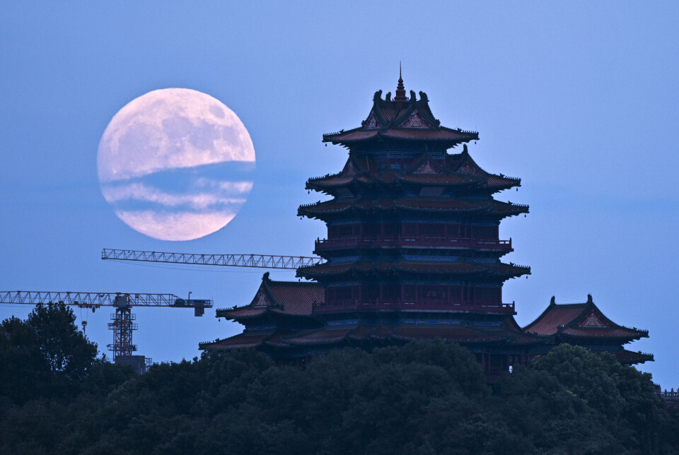 Supermånen stiger opp over en pagode i Nanjing, i Jiangsu-provinsen øst i Kina.