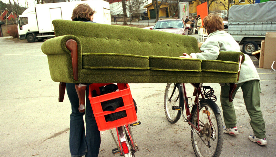 Det kan være vanskelig å velge miljøvennlig hvis det er litt tungvint, som å kjøpe en sofa brukt og frakte den med sykkel. En grønn sofa ble solgt, og den transporteres hjem på sykkel av to kvinner som klarer seg fint uten bil. Flytting av sofa på sykkel.