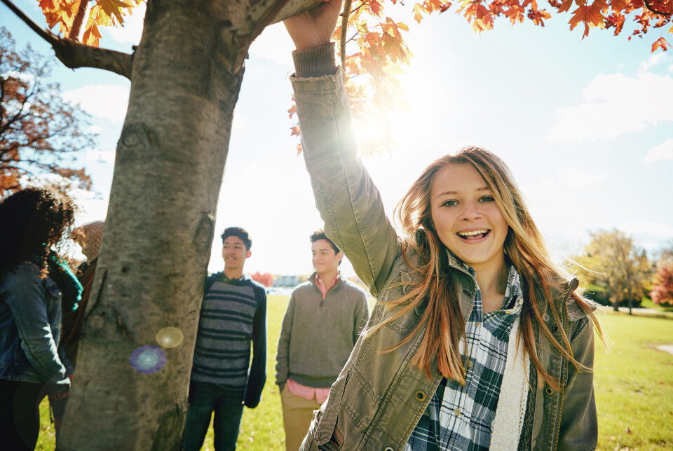 Mange ungdommer opplever stress og press, særlig på skolen, men også med å se bra ut og gjøre det bra i idrett, i følge Ungdataundersøkelsen. Smilende jente