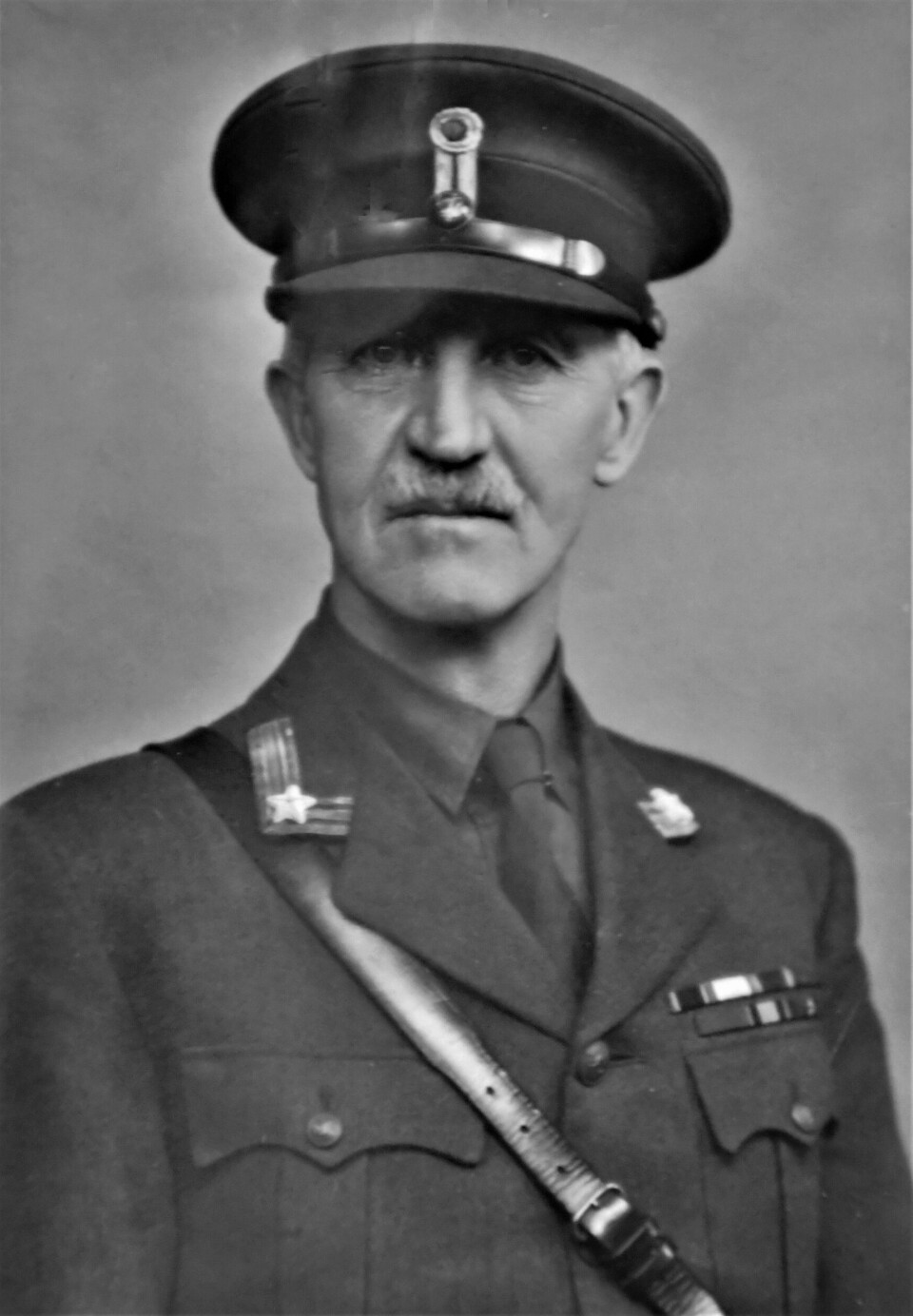 Portrettbilde av general Carl Gustav Fleischer (1883–1942), tatt i Storbritannia under krigen.