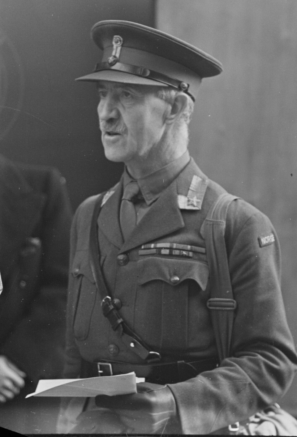 Fotografiet er trolig tatt i forbindelse med representasjonsoppdrag med Røde Kors i London og The British War Relief Society, hvor blant andre kong Haakon, statsminister Johan Nygaardsvold og general Fleischer var til stede.
