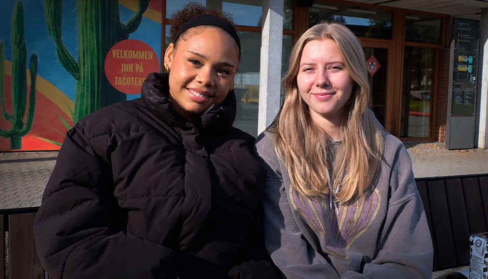 Sophia Nicole Harrington (til venstre) og Mathilde Østbye-Nærheim (til høyre) kommer til å vaske nye klær heretter.