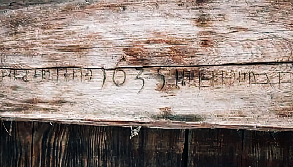 Den kjente svenske maleren Anders Zorn er fra byen Mora i Dalarna, like sør for Älvdalen. Disse runene ble i 1635 risset inn på veggen til et av husene på gården i Mora hvor han bodde.