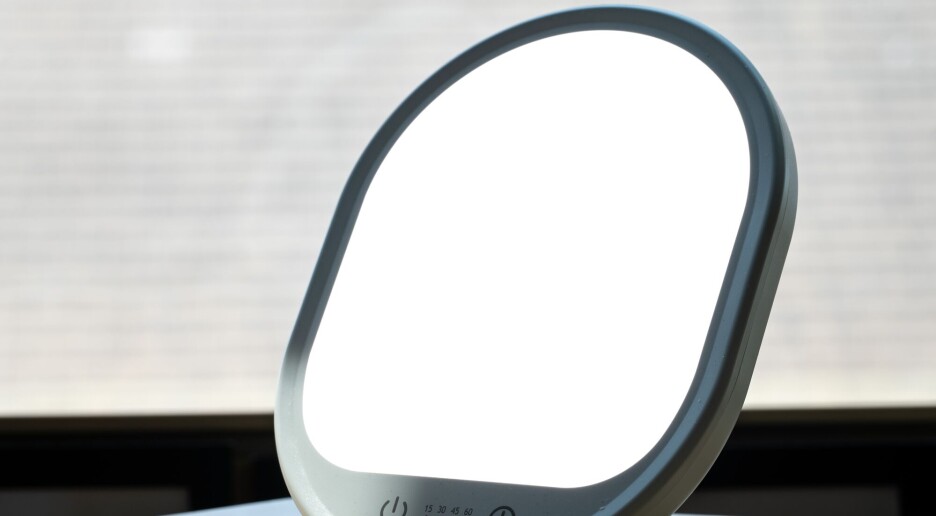 Søvnforsker om lysterapi-lampe: – Har jeg den på for lenge, blir jeg altfor energisk
