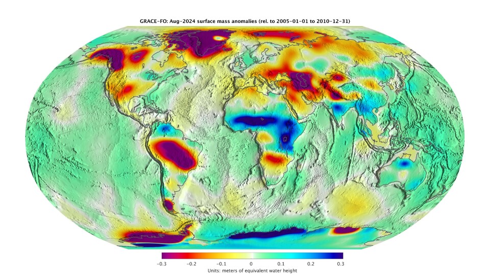 Satellittmåling av tyngdefeltet i august 2024, omregnet til mer (blått) eller mindre (rødt) vann enn normalt. (Bilde: NASA)