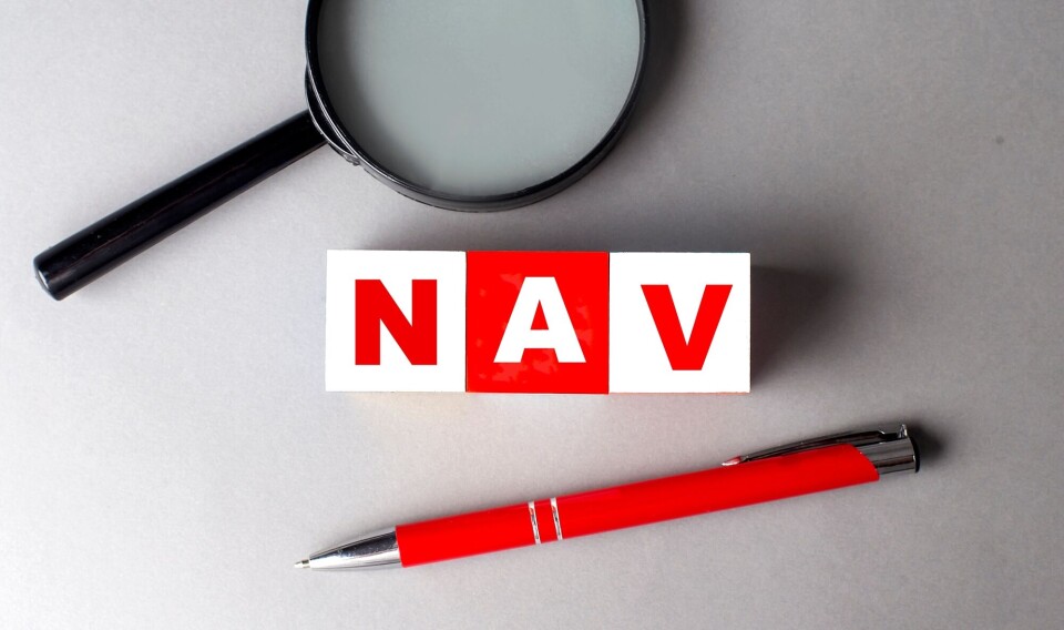 Forskere har sett nærmere på hvordan Nav-veiledere bruker sanksjoner. Nav-logo, penn og forstørrelsesglass