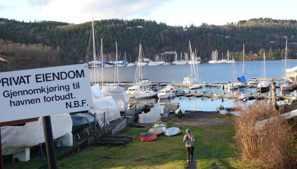 Eksempel på en form for stengsler. Privat eiendom: Båter ved en privat marina langs strandsonen
