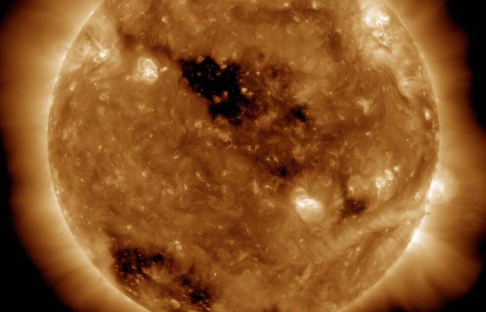 Svarte koronahull på sola blir til de mest spektakulære lysshow på himmelen hos oss, en drøy uke etter at de oppstår.