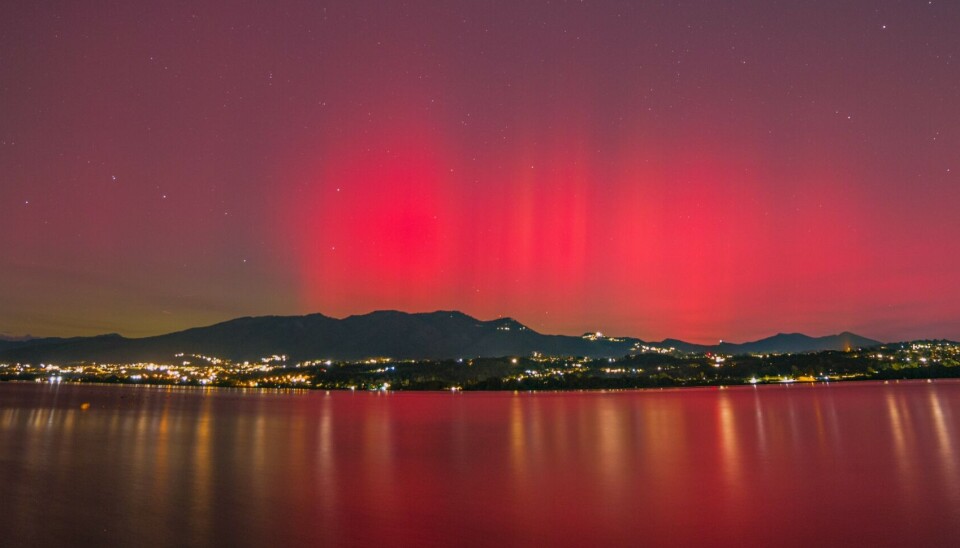Rødt nordlys over innsjøen Varese i Italia, under en særlig sterk geomagnetisk storm 10. oktober 2024. Brekke skriver i boka si at dette nok ligner det nordlyset Galileo Galilei så i 1619, og som var årsaken til at han ga det navnet Borealis Aurora – morgenrødens gudinne.