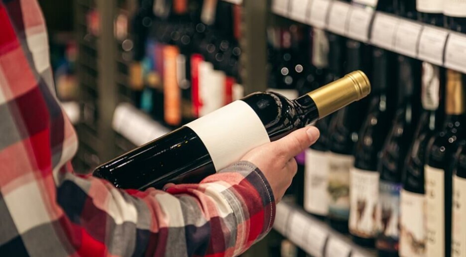 Vinmonopolet stoppa over 15.000 som var for unge til å kjøpe alkohol