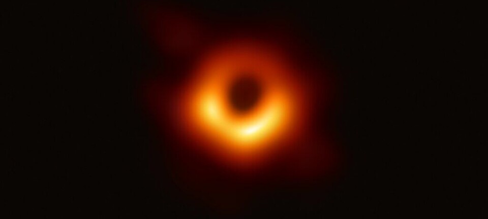 Supermassive sorte hull En uskarp lysende oransje ring vises mot en sort bakgrunn.