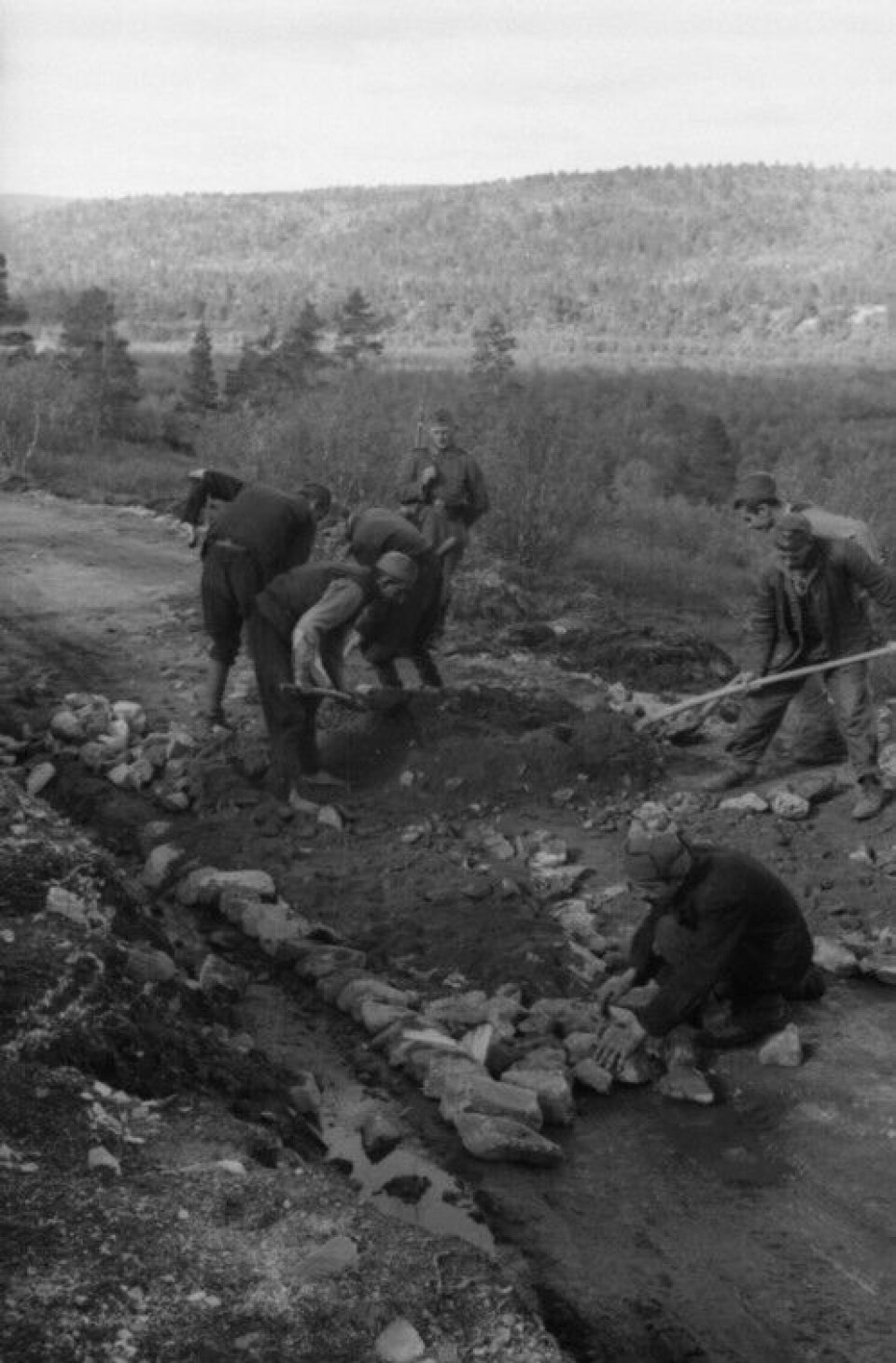 Jugoslaviske fanger på veiarbeid i Karasjok i 1942. Minst 18 tilfeller av skyting av grupper av fanger i Karasjok er kjent. Både SS, tysk ordenspoliti og Hirdvaktbataljonens mannskap er av lokalbefolkningen beskrevet som mordere.