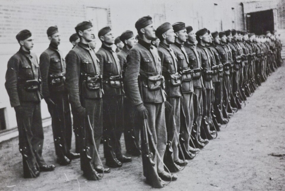 Fra opptreningen av Hirdvaktbataljonen i Halden i 1942. Nordmennene som meldte seg, fikk ideologisk undervisning, blant annet ble de jugoslaviske fangene de skulle vokte fremstilt som «forbrytere» og «undermennesker».