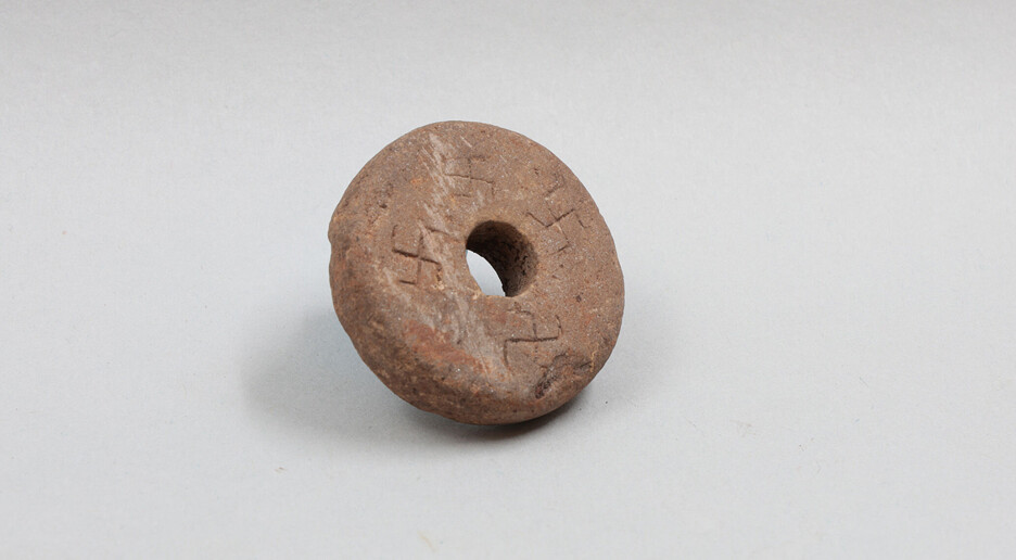 Arkeologer fant et spinnehjul fra 1200-tallet med hakekors i Tønsberg