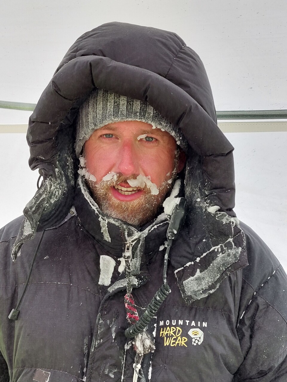 Steen-Larsen har selv vært med på å hente ut iskjerner. Portrett av Hans-Christian Steen-Larsen på Antarktis. Med frossent skjegg.