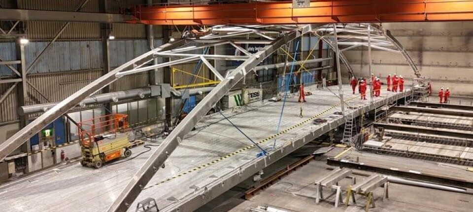 Denne brua i Trondheim er laget av gjenbrukt materiale fra en nedlagt oljeplattform. Nå er den prøvemontert i en fabrikkhall på Stord