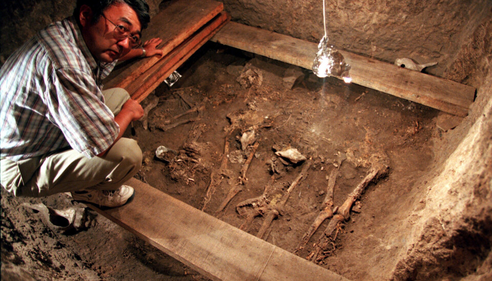 Den japanske arkeologen Saburo Sugiyama i ett av gravkamrene i 1999.