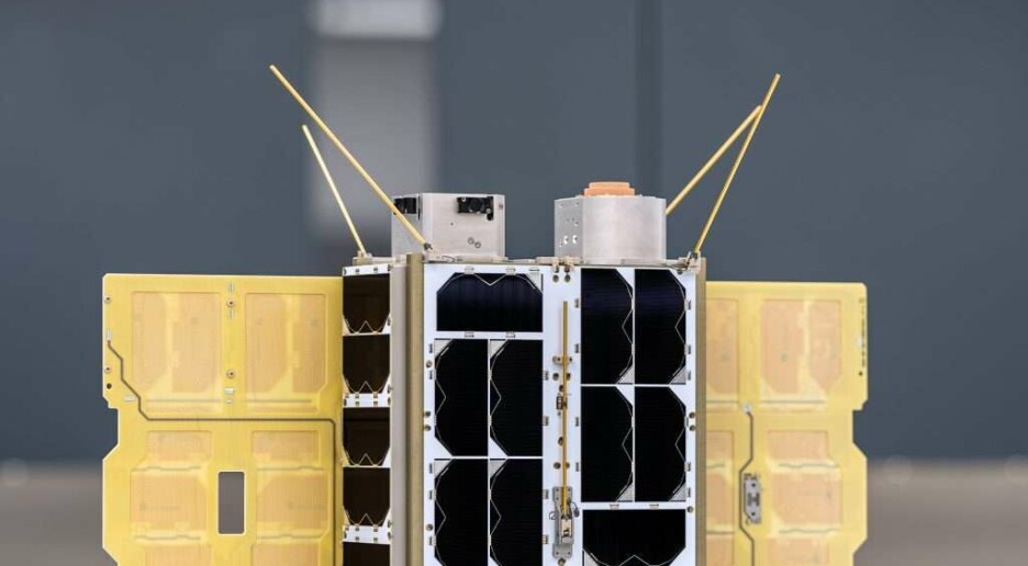 Satellitten flyr 7,5 kilometer i sekundet og ser skumle alger fra verdensrommet