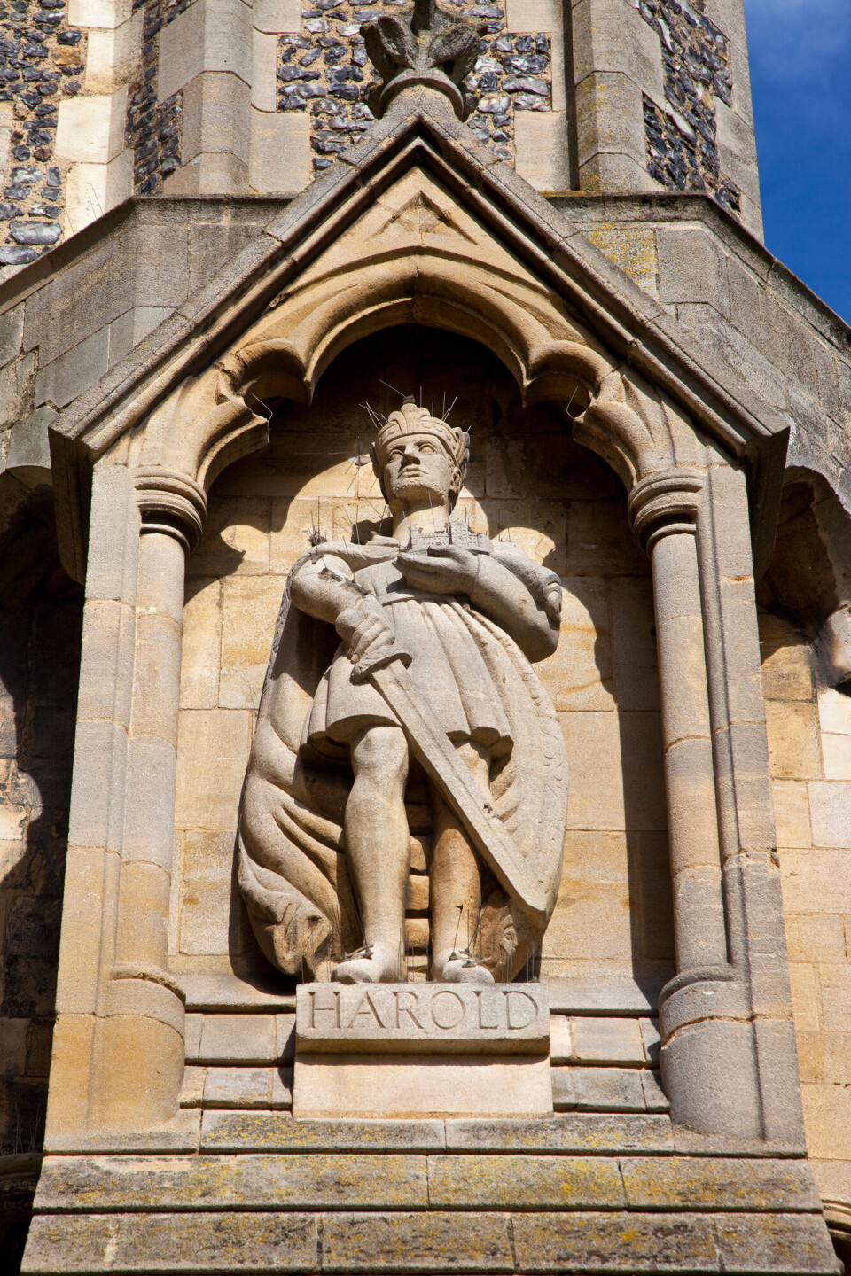 Skulptur av kong Harold på en kirke i England.