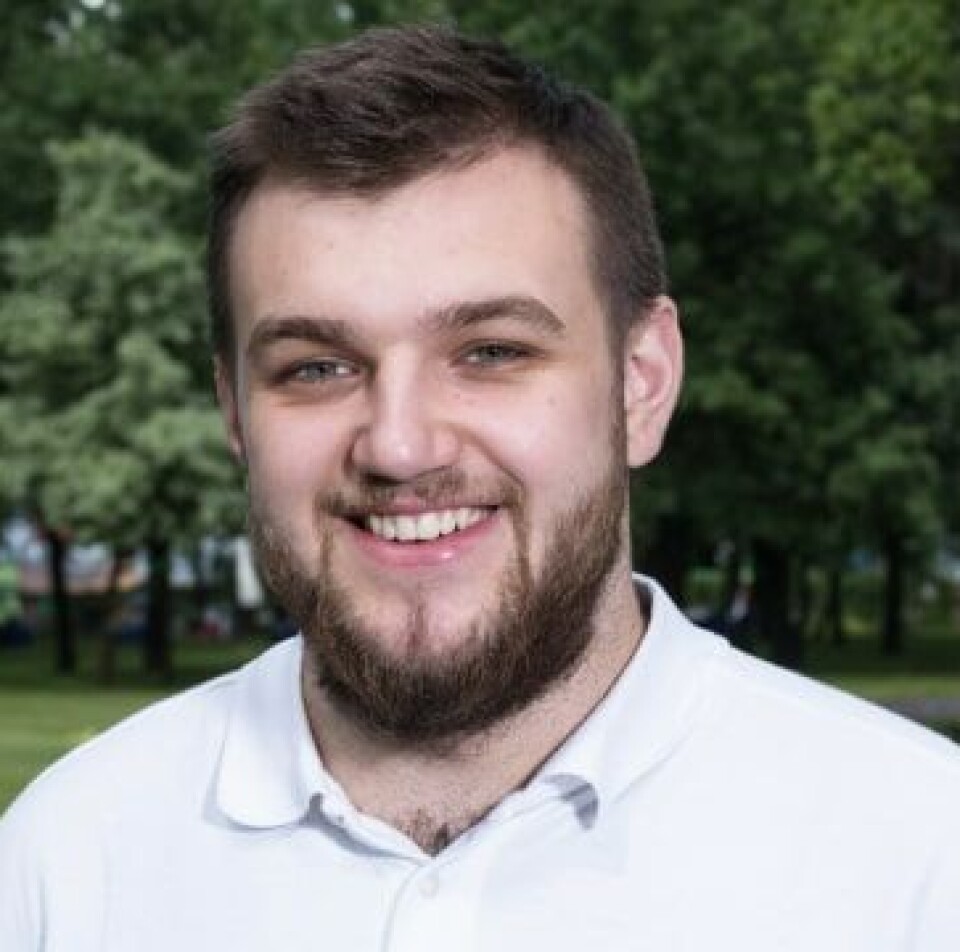 Valentyn Frechka fra Ukraina kom på ideen om å lage papir fra løvblader da han jobbet på et skoleprosjekt.