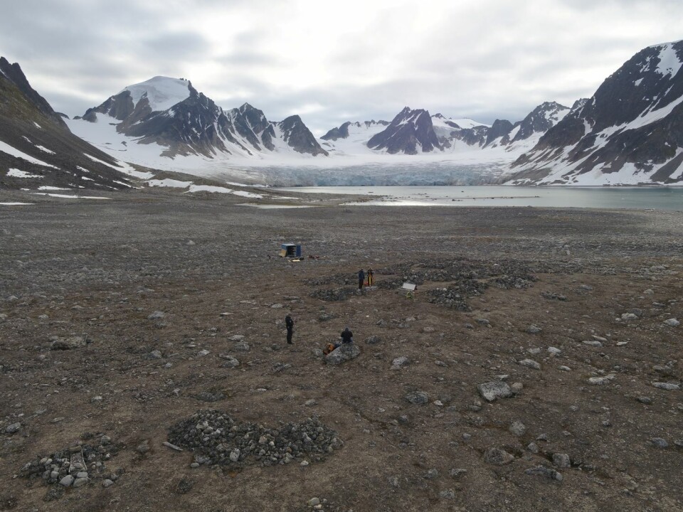 Det finnes flere hvalfangergravfelt på Svalbard. Forskere ser nå på sammenhengen mellom klimaednringer og økt nedbrytning av disse arkeologiske kulturmiljøene.