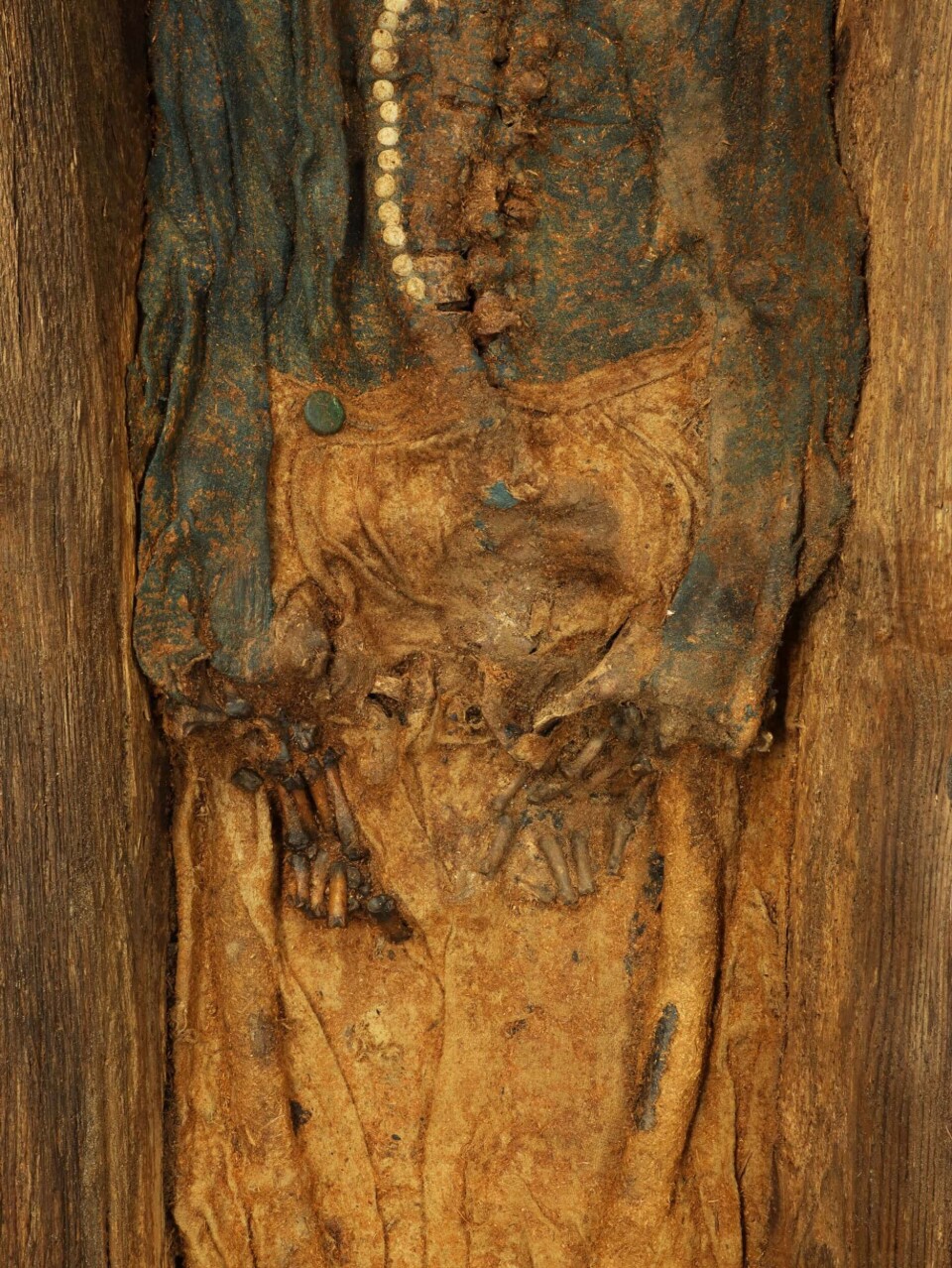 Frem til nå har permafrosten sørget for gode bevaringsforhold. Dette er dokumentasjon av bevart skjelett og tekstiler fra en grav som ble undersøkt på Likneset i 2019.