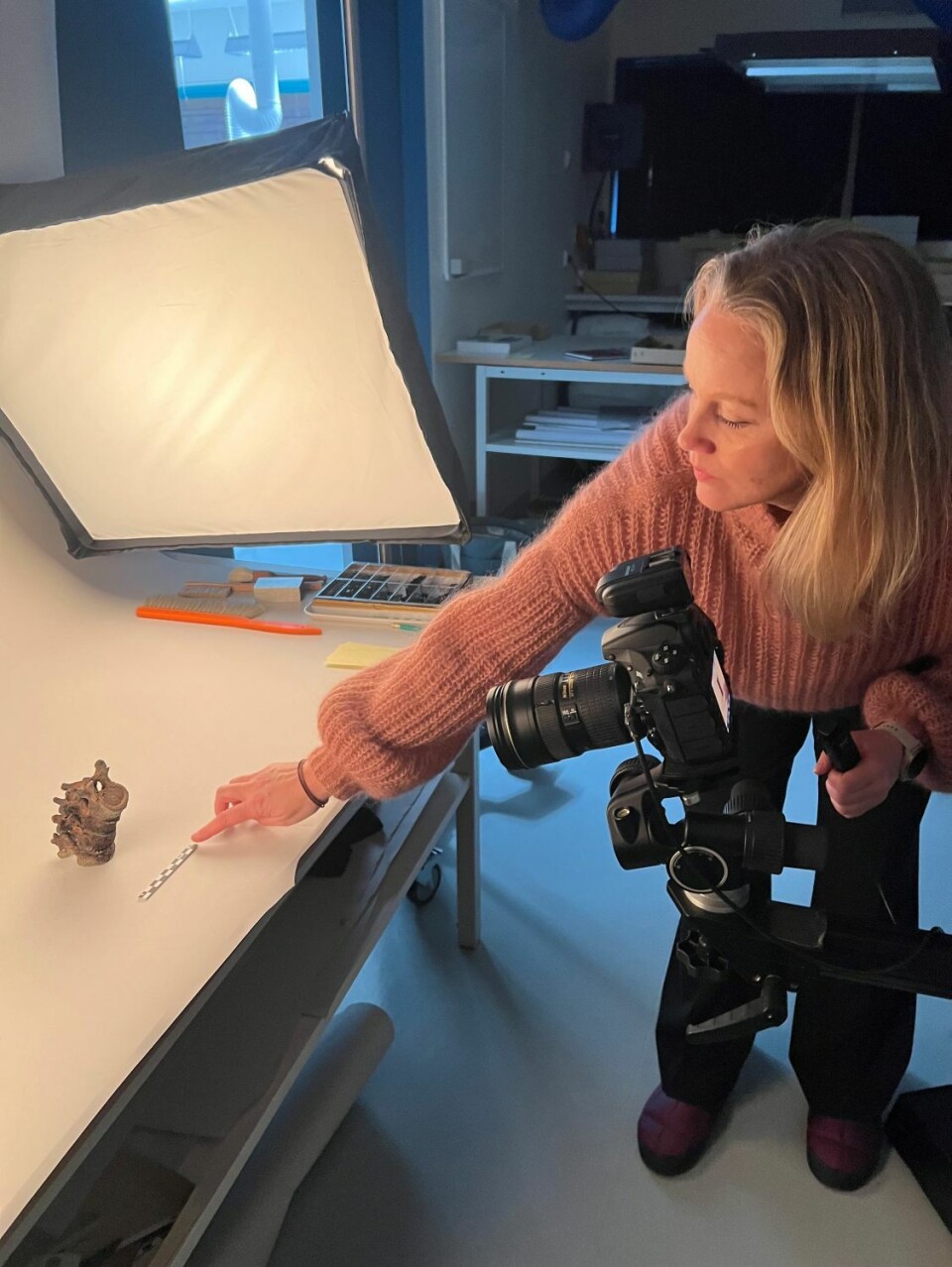 Prosjektansvarlig Lise Loktu dokumenterer del av ryggrad fra en av hvalfangergravene.