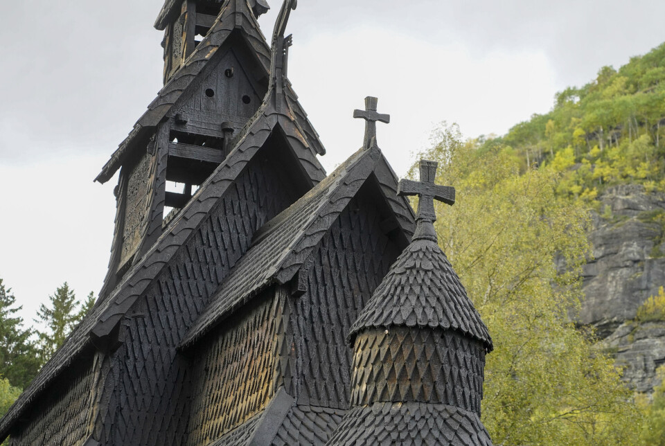 Borgund stavkirke ble trolig bygget mot slutten av 1100-tallet. Neppe bare med frivillig innsats, skal vi tro to norske historikere.