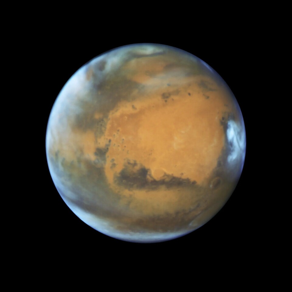 Mars sett av Hubble-teleskopet. Du kan se skyer i atmosfæren.