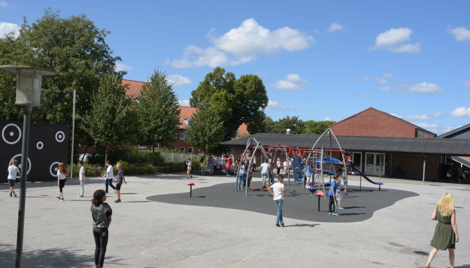 – Uteområde har mykje å seie for borns utvikling, helse og trivsel, seier ein av forskarane bak rapporten. Bilde av skolegård der barn leker.