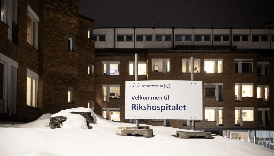 Det er ingen tegn til gjenværende virus hos mannen, ifølge professor og overlege Marius Trøseid ved Rikshospitalet i Oslo. Stort skilt med teksten 'velkommen til Rikshospitalet' foran sykehusbygning i rød murstein. Snø på bakken.