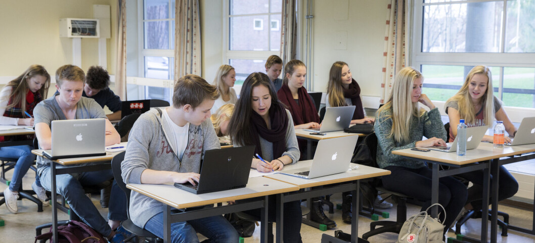 Nær dobling i elever som mistrives – forskere peker på skjermbruk