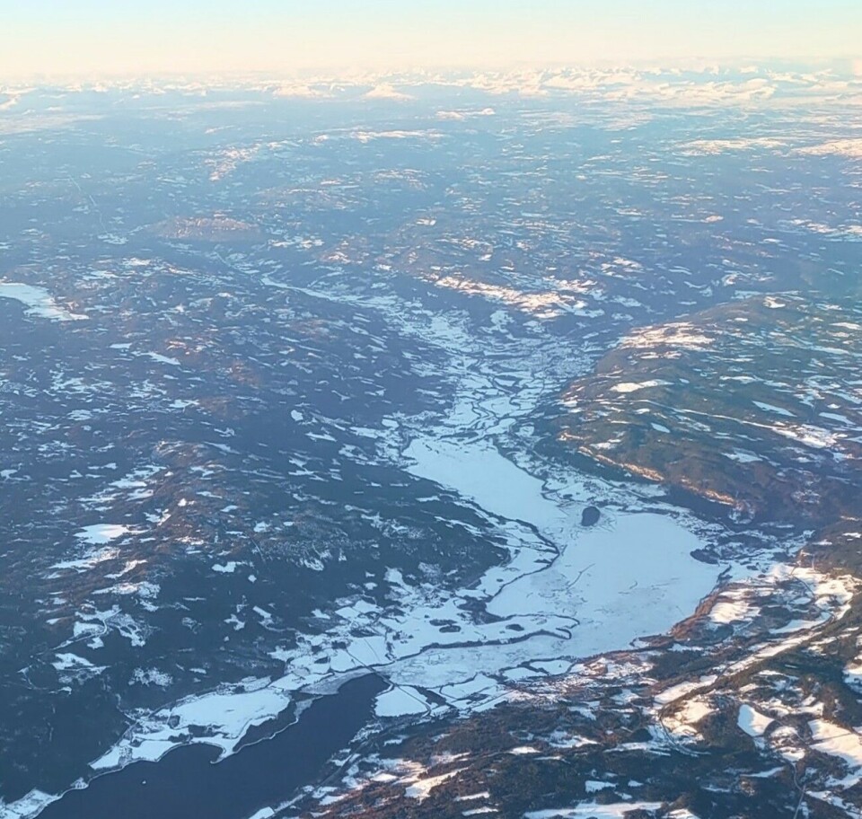 …og slik ser det ut i fugleperspektiv. Islegging nord i Randsfjorden og Dokkadeltaet 19. desember 2021 Fugleperspektiv over innsjøen. Flyfoto.
