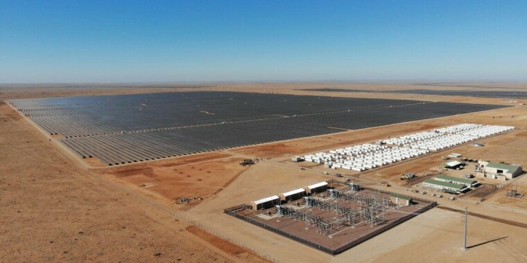 Det norske selskapet Scatec Solar åpnet for et drøyt år siden det hybride (sol+batterier) solkraftverket Kenhardt i Sør-Afrika. Dette er et av verdens første eksempler på store kombinasjonsanlegg. Med batteriene kan kraftverket levere en jevn mengde elektrisitet hele døgnet. Anlegget har kostet rundt en milliard dollar og har innpå en million moduler med solpaneler. Batteriparken består 456 containerstore (30 tonn hver) enheter. Selskapet opplyser at anlegget ble billigere å bygge enn et tilsvarende stort anlegg drevet med fossilt drivstoff.